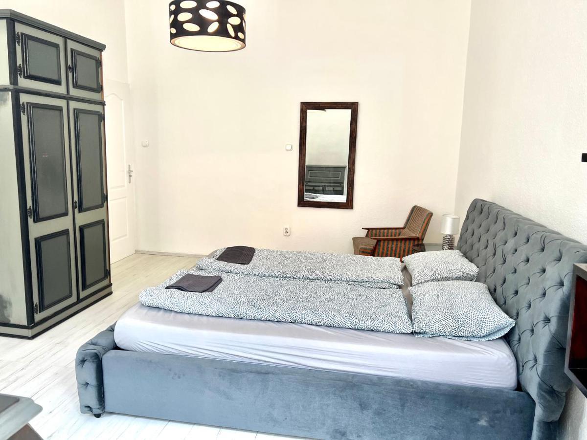 Apartment L8 *
